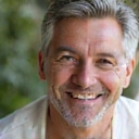 Foto di un cliente soddisfatto, uomo di mezza età sorridente